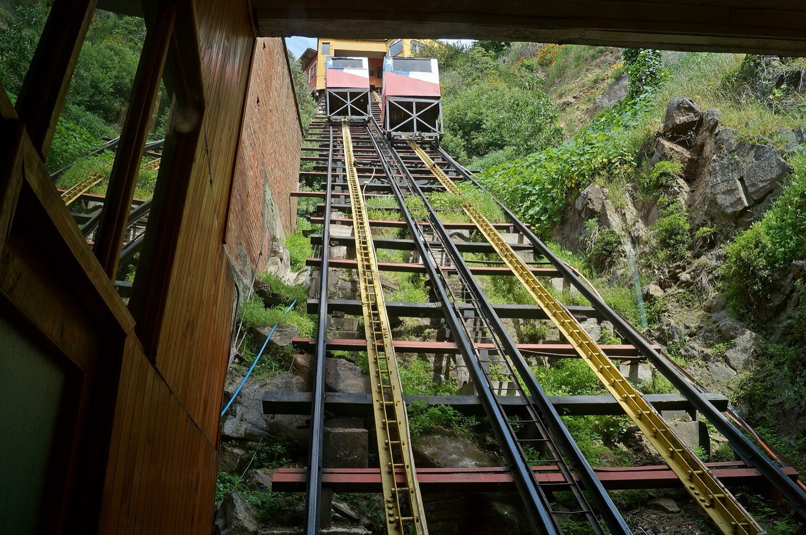 Los dos carros del Ascensor Concepción cruzándose en la subida