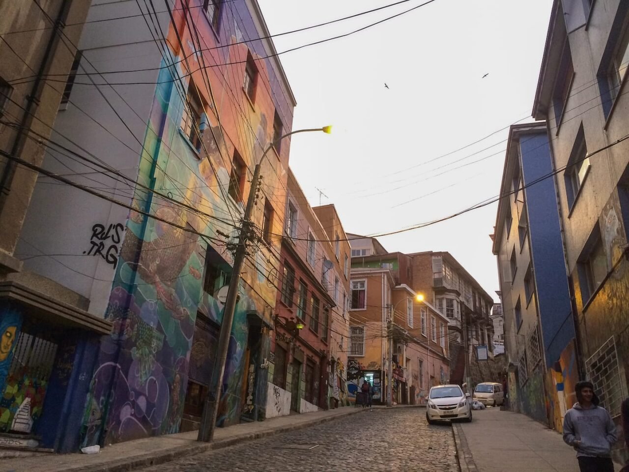 La calle, en pleno Cerro Alegre