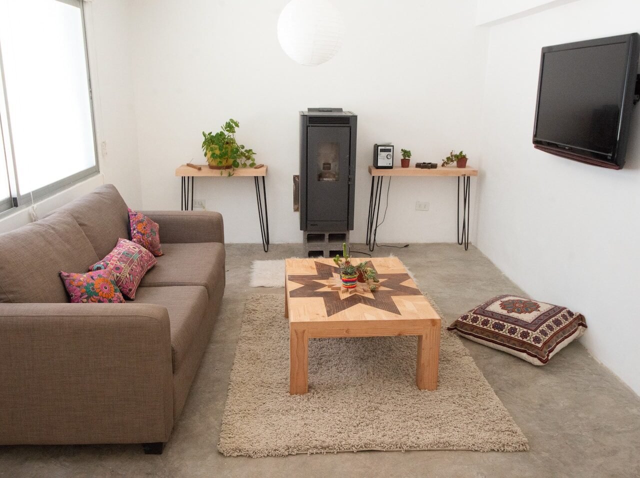 El living, junto a la chimenea a pellets